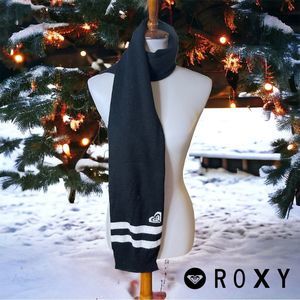 ROXY Black and White Acrylic Scarf